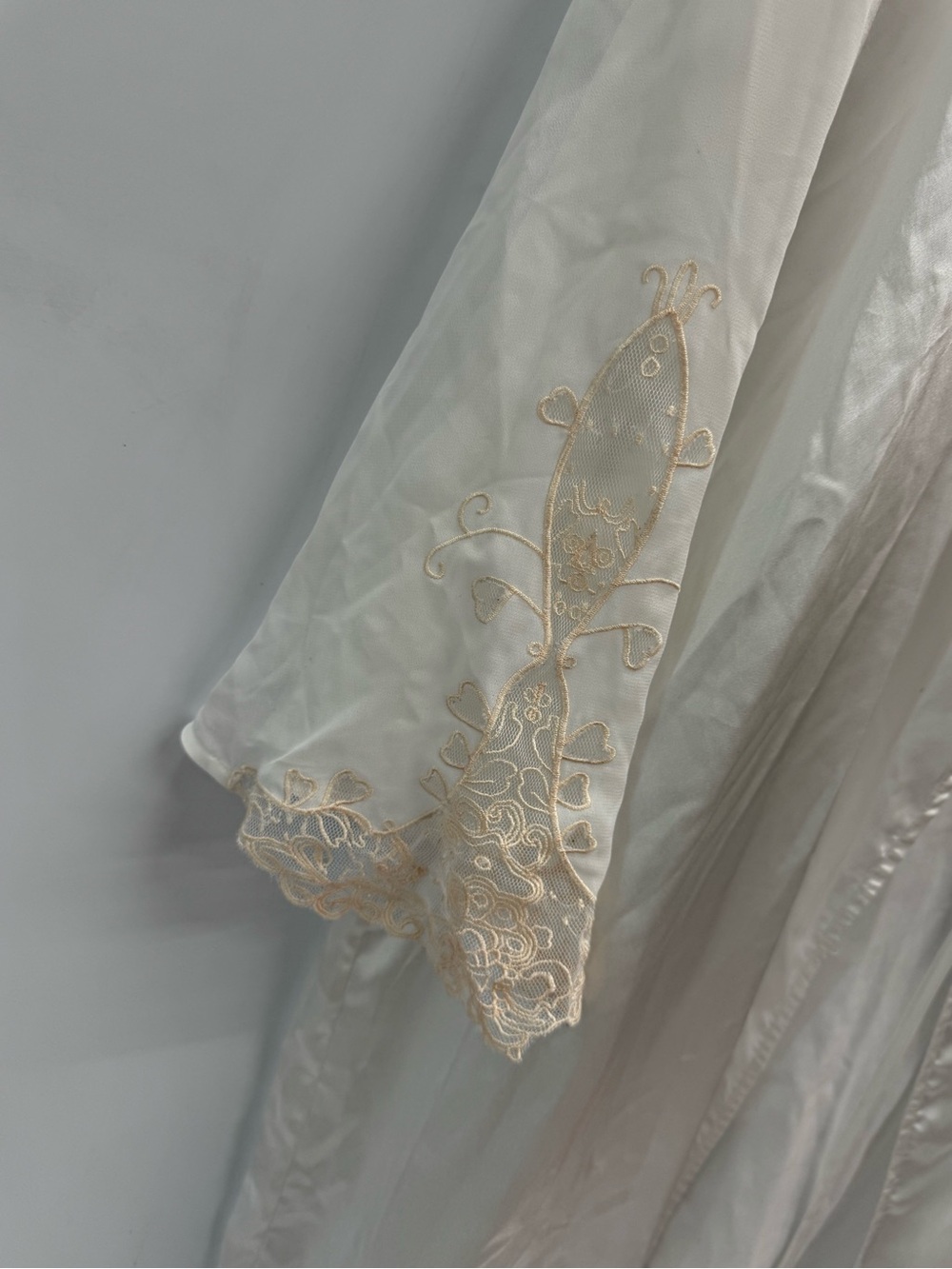 ivy & annabelle intimates white/ivory satin robe with Cream Lace Trim medium - Picture 2 of 6